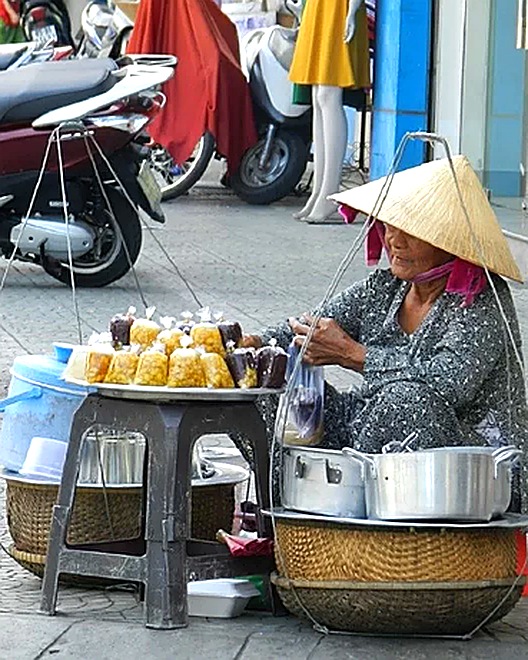Dolcetti avvolti nel cellophane, sotto il nón lá