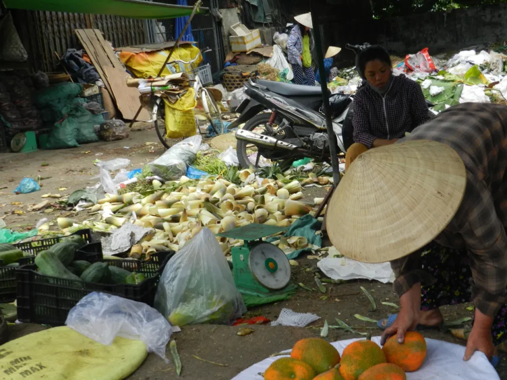 Germogli di bambù appena sbucciati e ceste di jackfruit