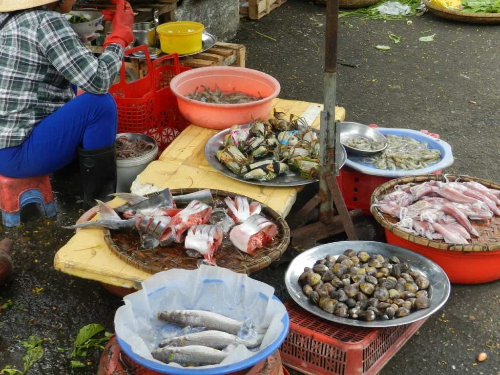 banco del pesce: vongole, gamberi, filetti appena tagliati
