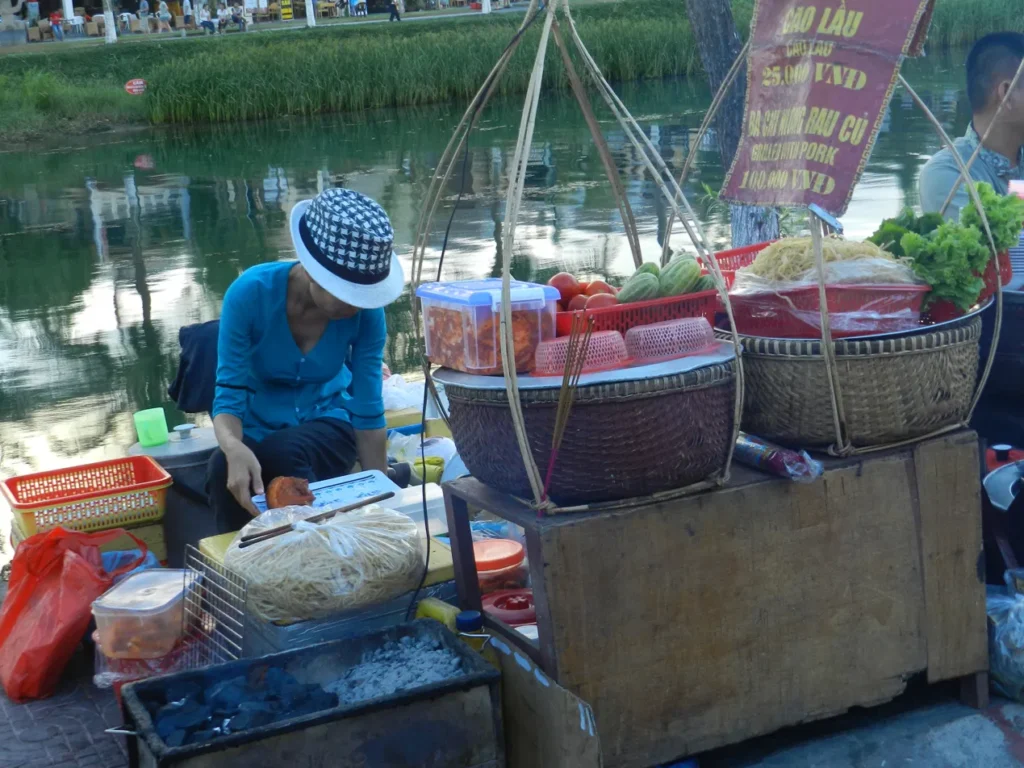 Il banco del cao lau su un canale a Hoi An