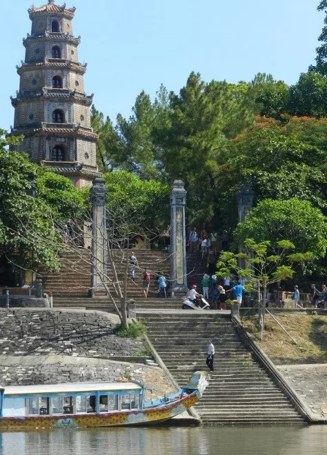 La pagoda Thiên Mụ a Huế si affaccia sul Fiume dei Profumi