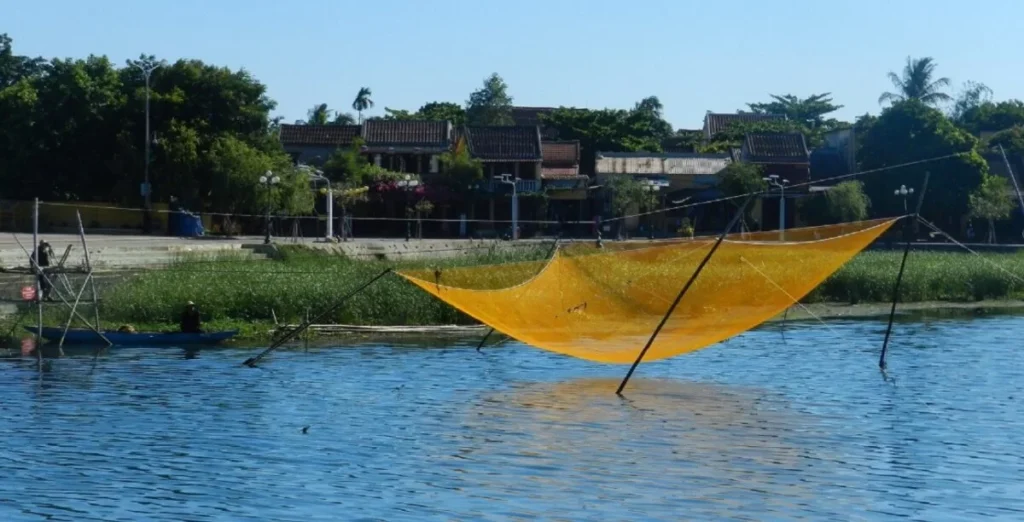 Una rete da pesca tradizionale sul Thu Bon, a Hoi An