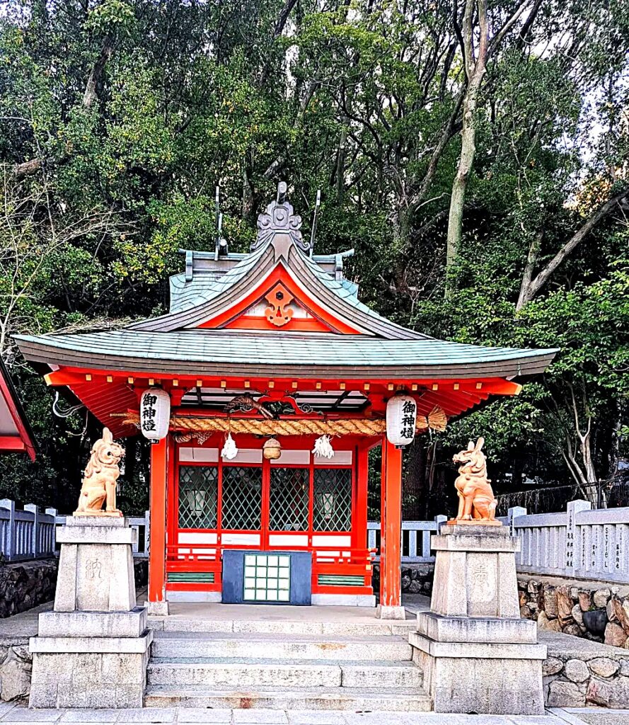 Uno dei santuari minori, custodito da una coppia di komainu dal colore più caldo di quelli in bronzo dell'ingresso principale.