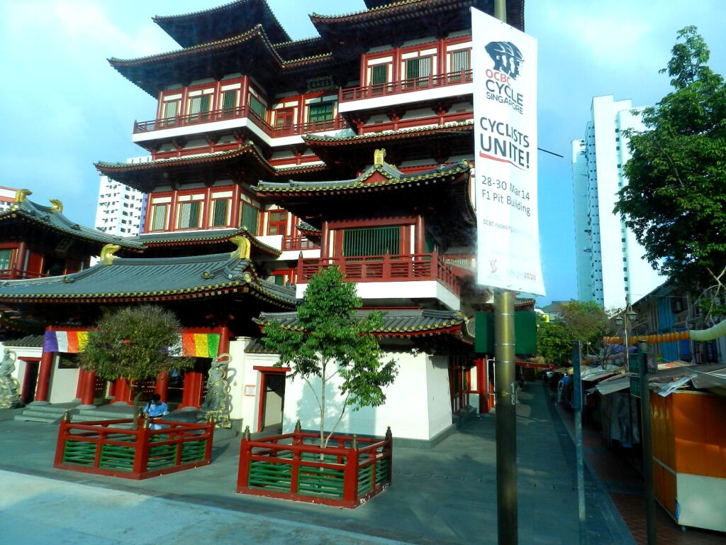 Il Buddha Tooth Relic Temple visto da South Bridge Road, tra le insegne del quartiere.