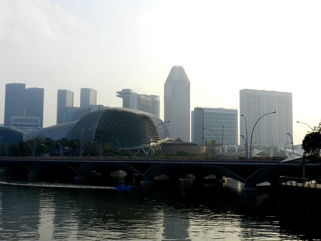 L'Esplanade e lo skyline di Marina Centre, dalla baia.