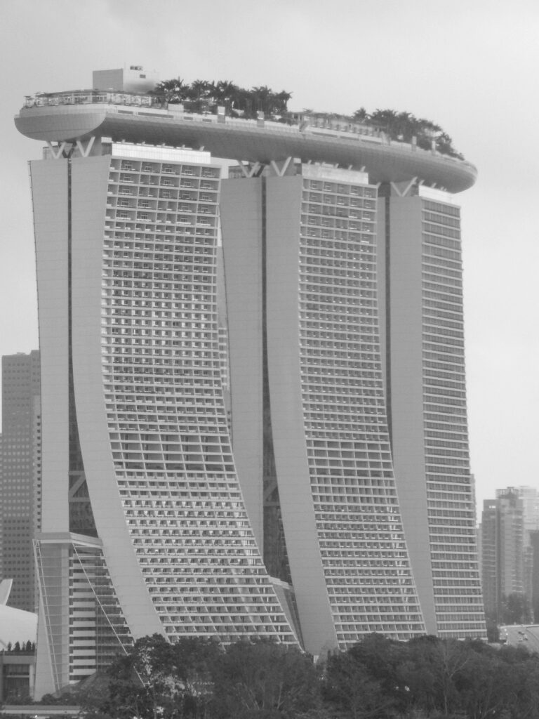 Le torri del Marina Bay Sands nella foschia del mattino.