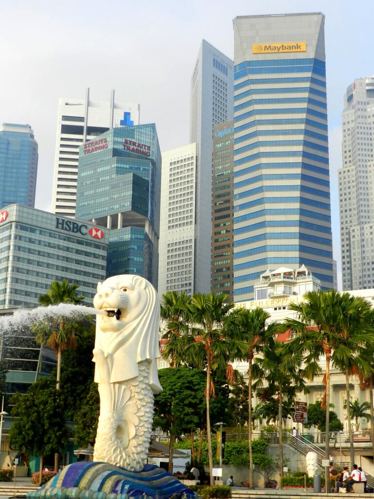 Il Merlion, con lo skyline di Raffles Place alle spalle.