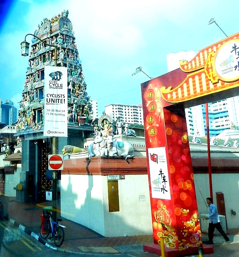 Il tempio e il portale di Chinatown, con i grattacieli sullo sfondo.