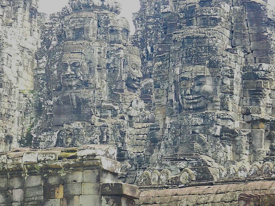 Un altro volto del Bayon, tra le rovine delle torri circostanti.