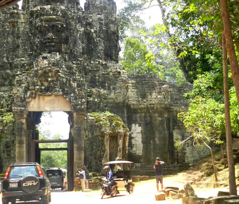 La porta d'ingresso di Angkor Thom, tra gli alberi.
