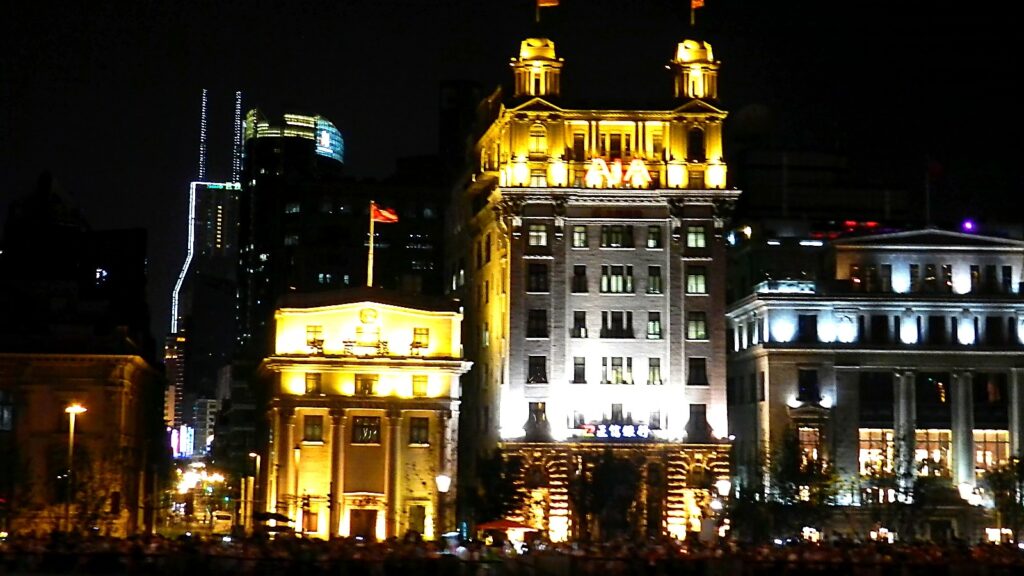 Il Bund di notte: i palazzi coloniali illuminati sul lungofiume di Shanghai