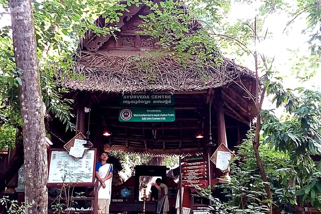 Ingresso ambulatorio del centro ayurvedico, tra il verde