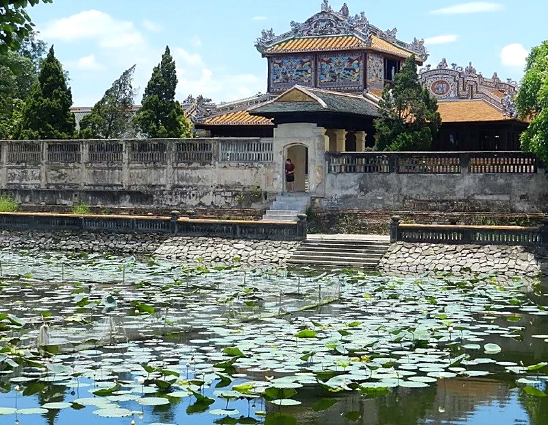 Padiglione imperiale a Huế, capitale della dinastia Nguyen, con stagno di loti