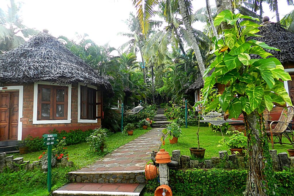 Vialetto tra i cottage, giardino tropicale