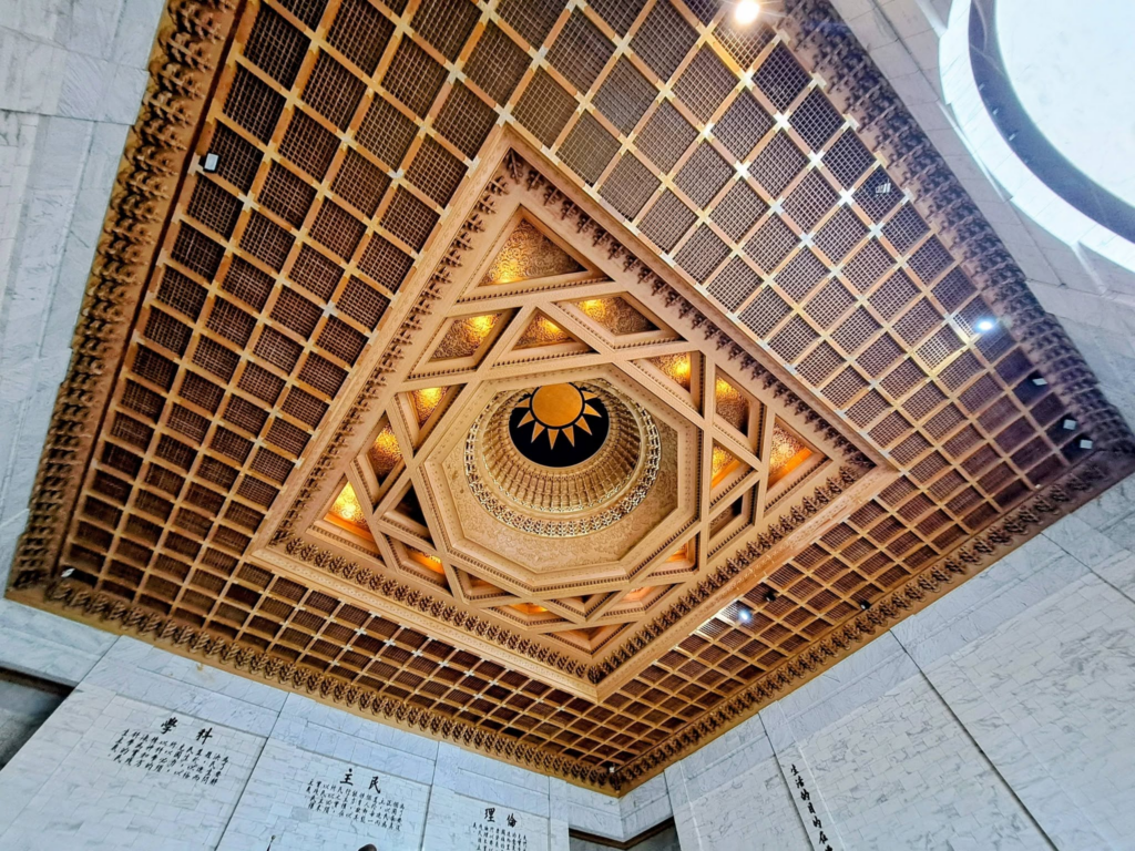 Soffitto a cassettoni della sala interna del Chiang Kai-shek Memorial Hall