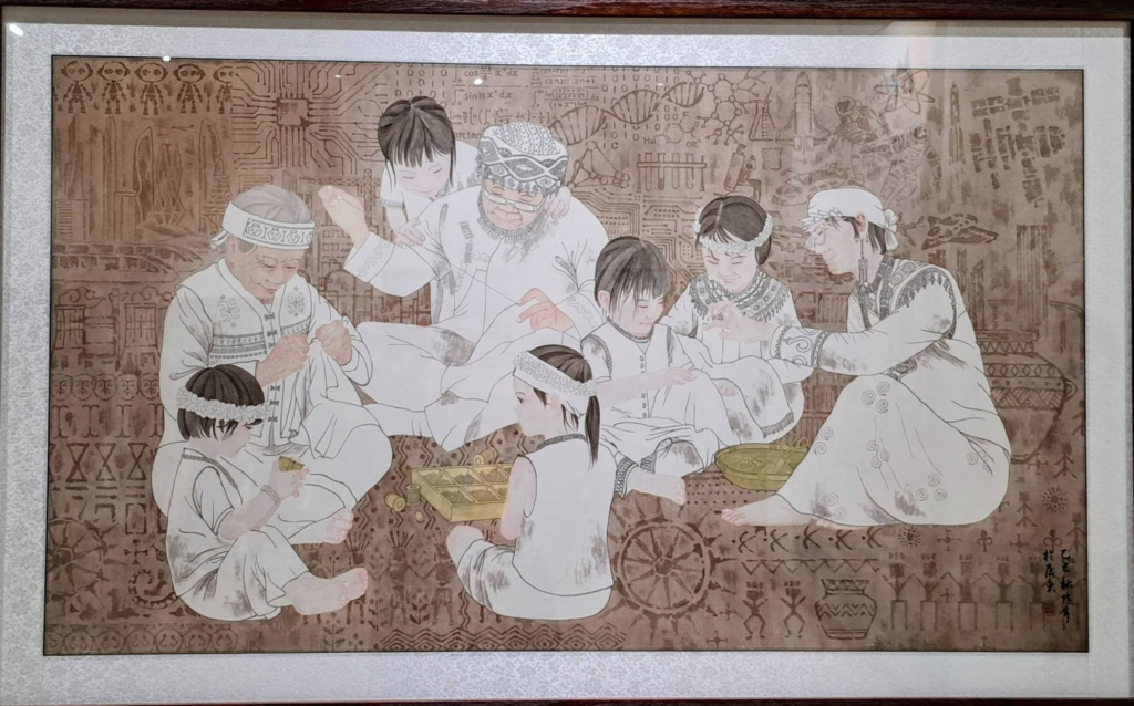 Il dipinto raffigura una scena delicata e intima in cui un anziano mostra a un gruppo di bambini le tecniche tradizionali di cucito e ricamo