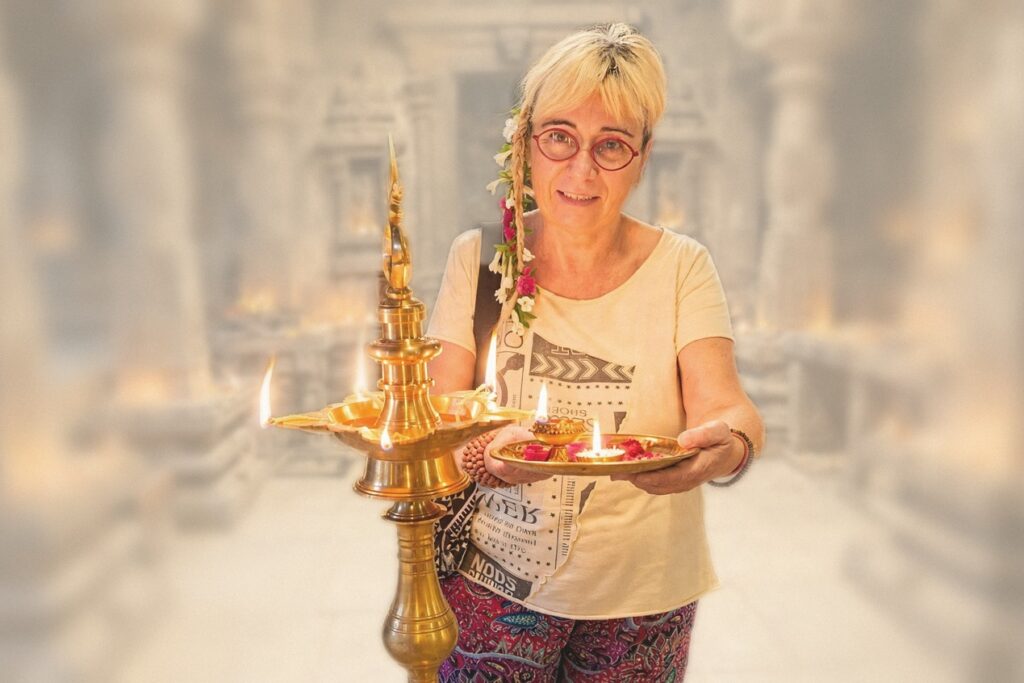 La mia offerta di fiori e lumini, fuori dalla soglia, durante la puja serale