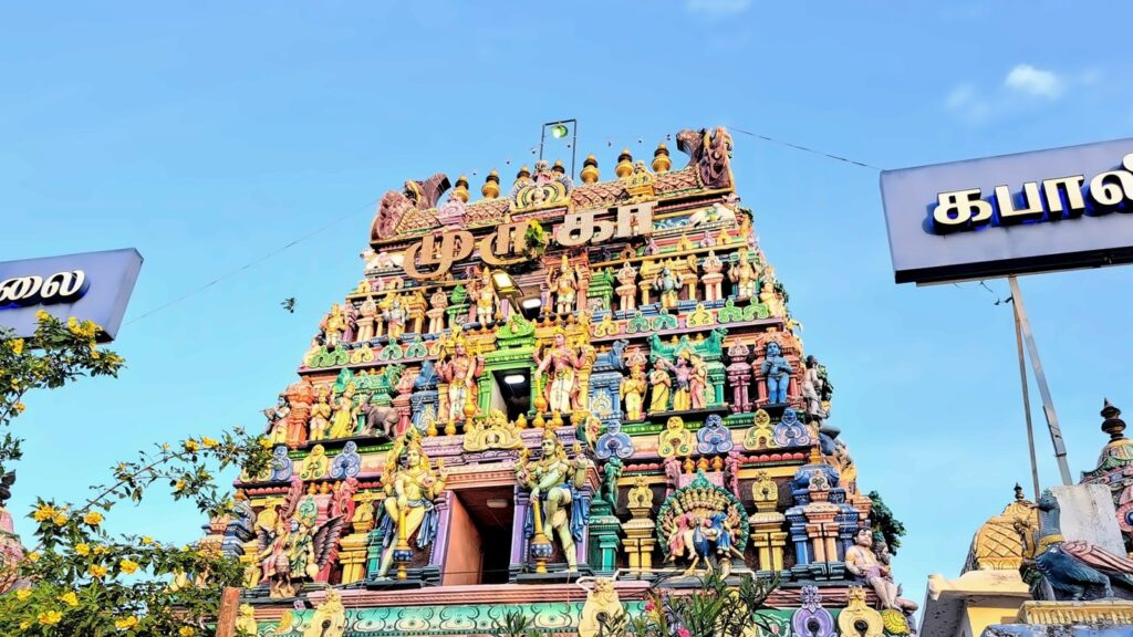 Gopuram del tempio di Kapaleeshwarar a Chennai al tramonto