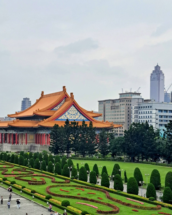 Skyline di Taipei dietro l'architettura tradizionale del memoriale