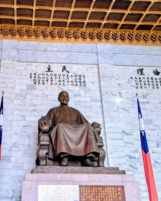 Statua di Chiang Kai-shek nella sala centrale del memoriale