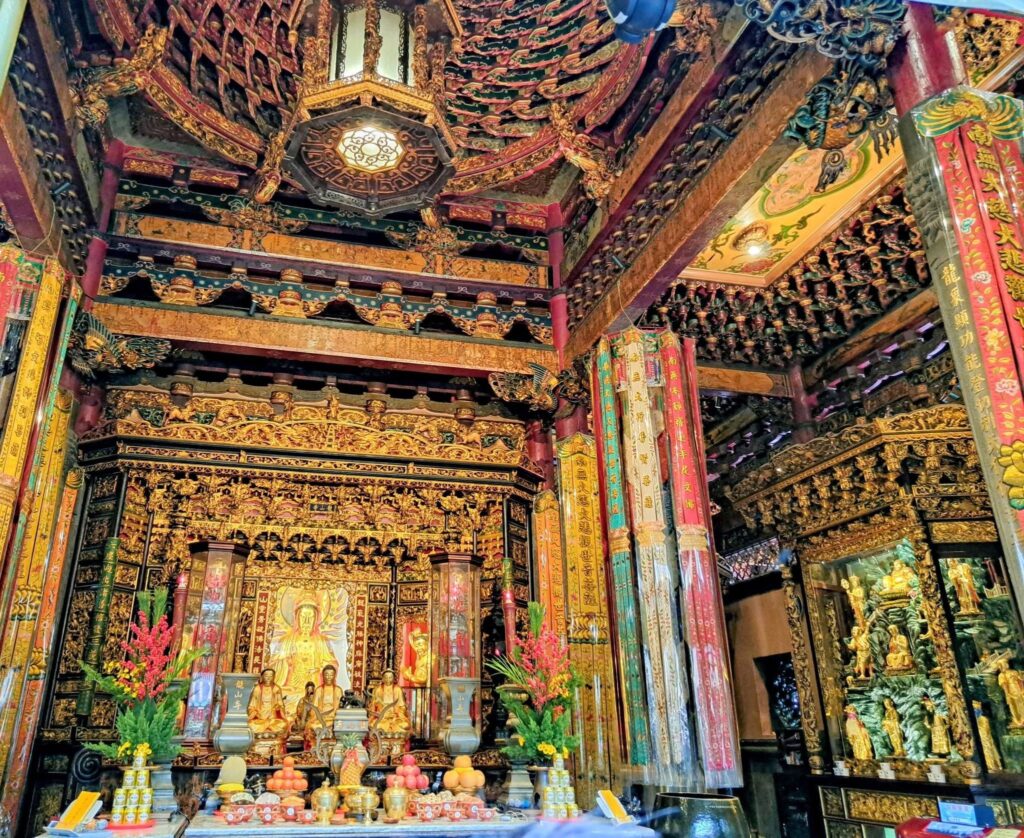 L'altare dorato del Longshan Temple, dedicato a Guanyin — la statua che sopravvisse ai bombardamenti del 1945