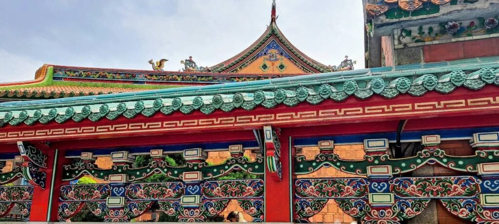 Il cornicione decorato del Longshan Temple: fenici e motivi floreali, dettaglio della ricostruzione in stile palaziale del 1920-1924