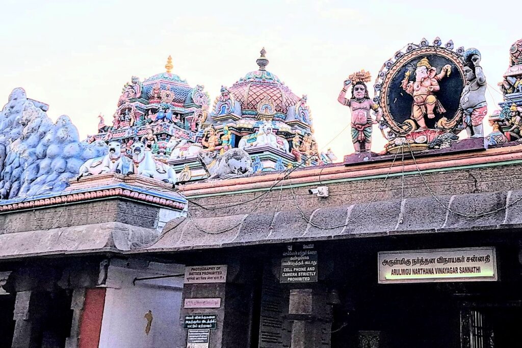Il santuario di Ganesha danzante e il cartello che vieta di fotografare le divinità