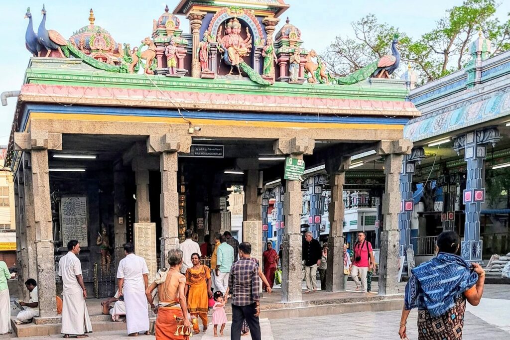 Il santuario di Singaravelar, Murugan con la lancia, con i pavoni sul tetto