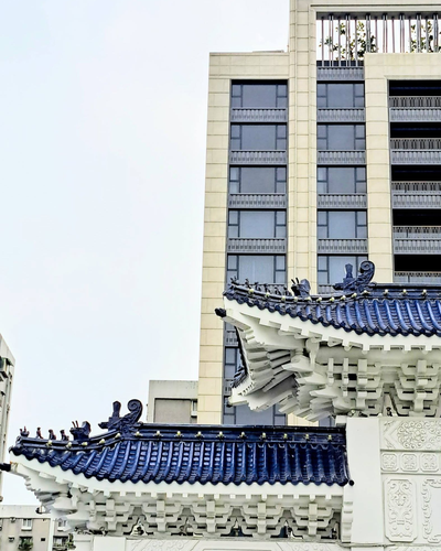 Tetto tradizionale blu del memoriale contro lo skyline di Taipei